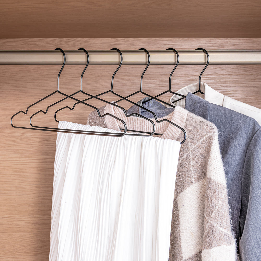 4mm Super Thick Wire Hangers, smooth black metal, chrome-plated, rustproof, with V-notch design for easy garment hanging.